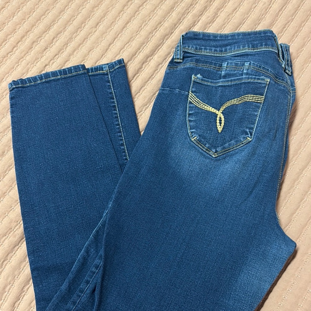 Blue Jeggings with Curved Stitching and Clean Finish